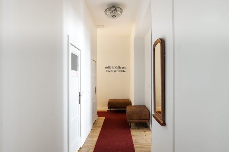 Flur der Kanzlei Adib & Kollegen