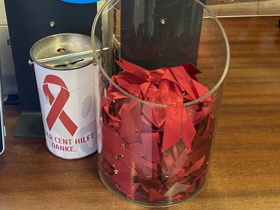 driesener_red-ribbons