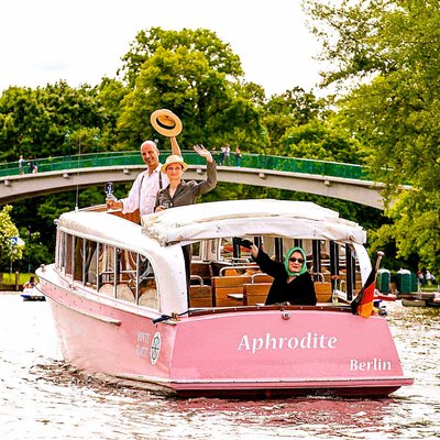 Glückliche Menschen auf dem Aphrodite Boot.